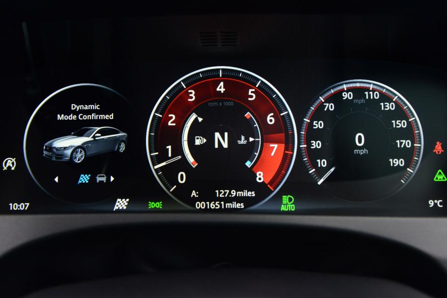 Панель приборов Jaguar XE 300 Sport 2018 года  (UK) (фото 14 из 24)